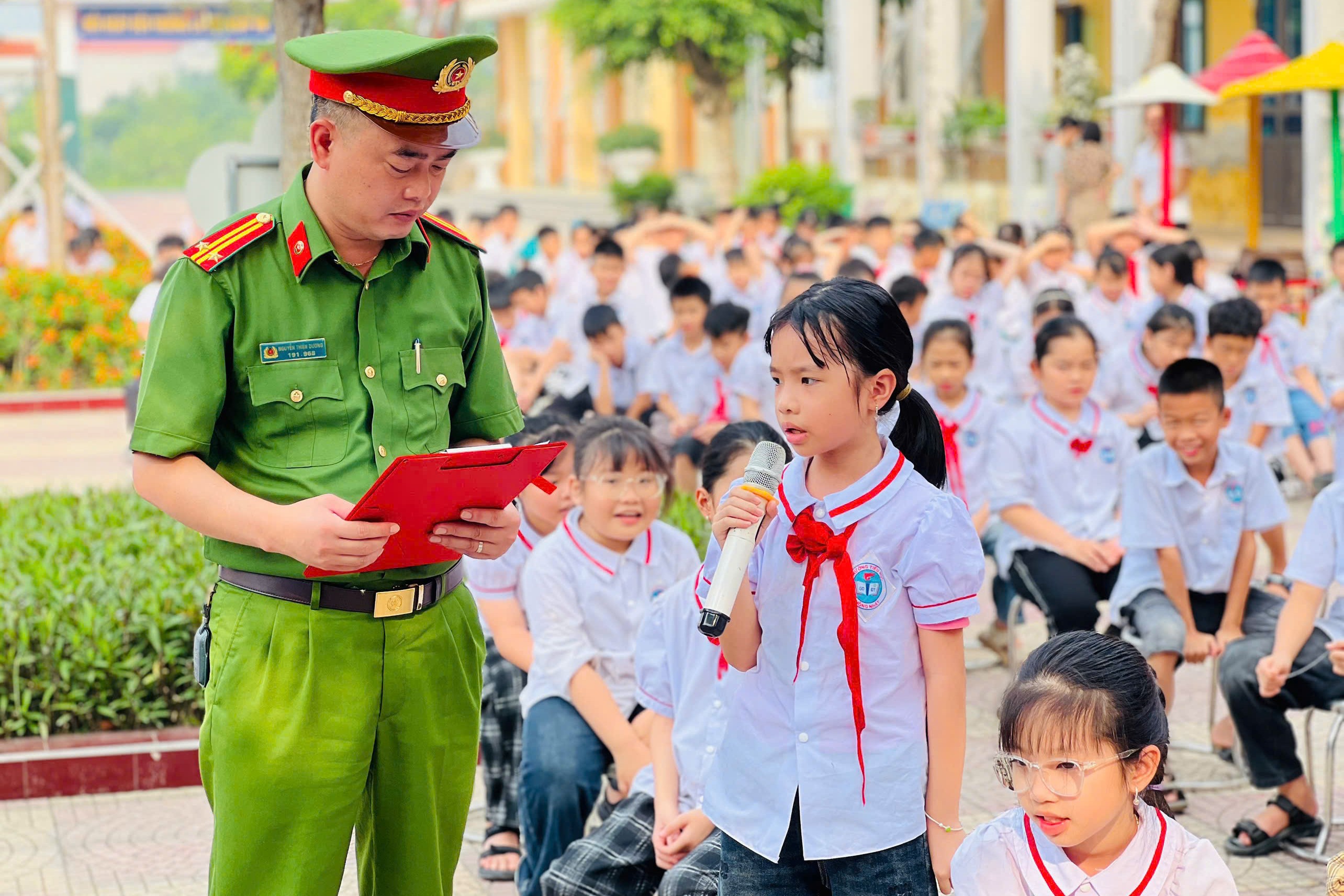 Công an xã Yết Kiêu tổ chức tuyên truyền pháp luật về trật tự an toàn giao thông và phòng, chống đuối nước
